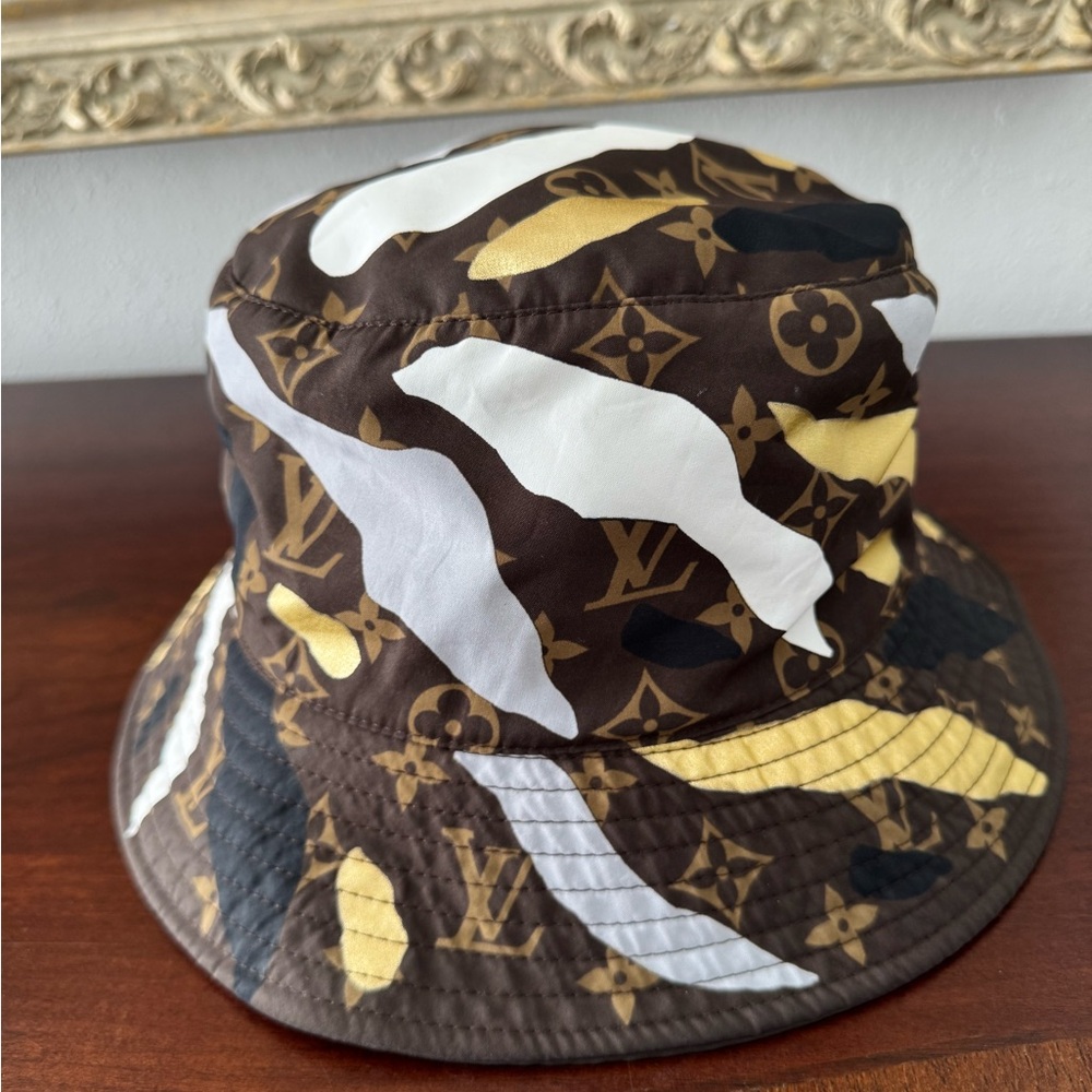 LOUIS VUITTON
Bucket hat